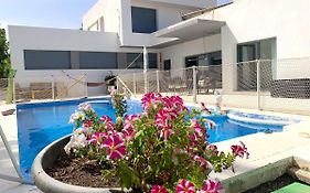 Chalet 6 hab,con piscina y jacuzzi,alado de Madrid